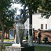  Скульптура матері з дитиною в сквері, вул. Головна 